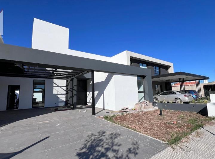 Casa · 225m² · 3 Dormitorios · 2 Cocheras