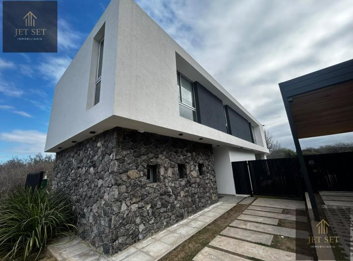 Casa · 220m² · 5 Ambientes · 2 Cocheras