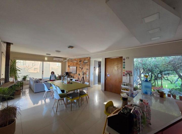 Casa · 270m² · 8 Ambientes · 2 Cocheras