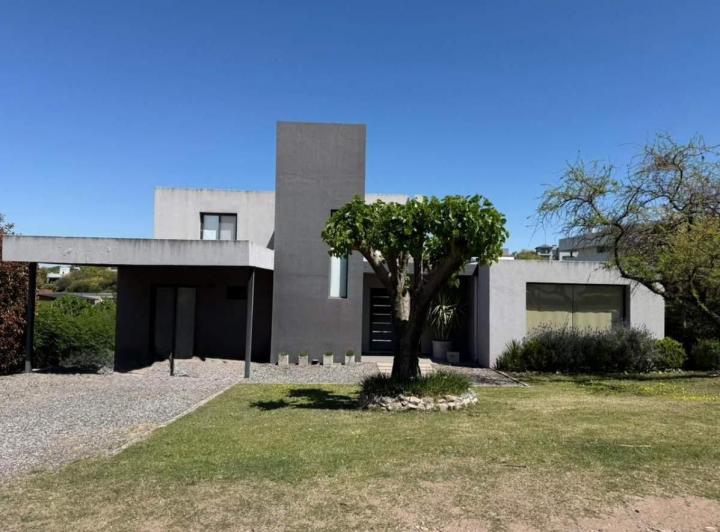 Casa · 300m² · 3 Ambientes · 2 Cocheras