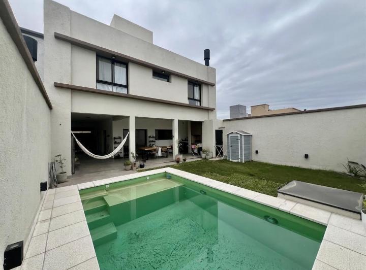 Casa · 190m² · 6 Ambientes · 3 Cocheras