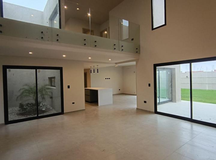 Casa · 240m² · 7 Ambientes · 2 Cocheras