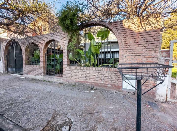 Casa · 114m² · 8 Ambientes · 1 Cochera