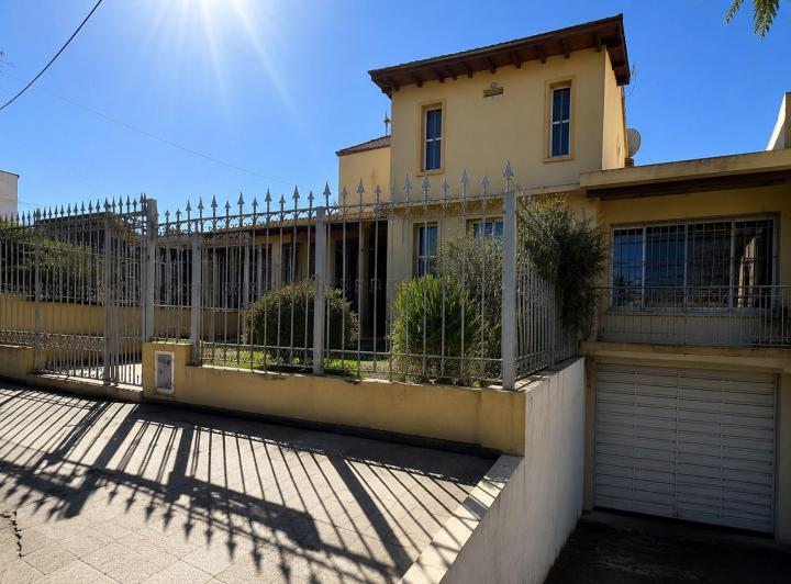 Casa · 188m² · 6 Ambientes · 4 Cocheras
