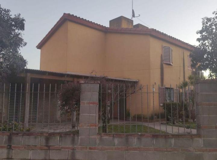 Casa · 250m² · 8 Ambientes · 2 Cocheras