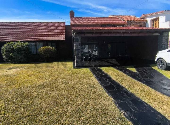 Casa · 485m² · 10 Ambientes · 1 Cochera