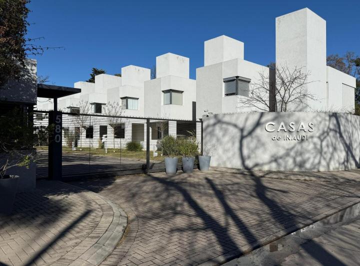 Casa · 70m² · 4 Ambientes · 2 Cocheras