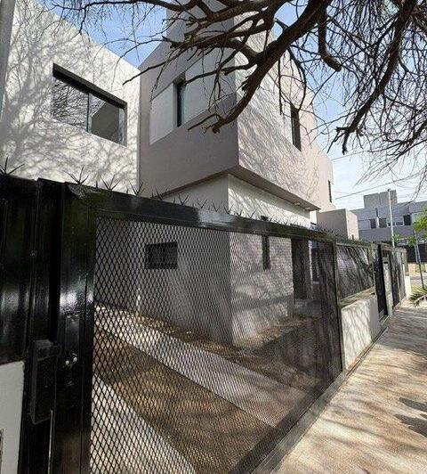 Casa · 87m² · 5 Ambientes · 1 Cochera