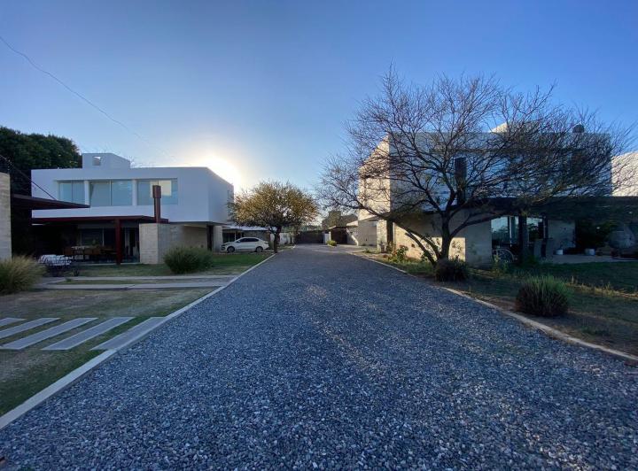 Casa · 180m² · 4 Ambientes · 2 Cocheras