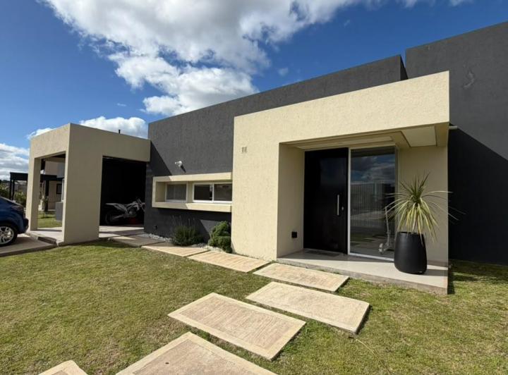Casa · 160m² · 4 Ambientes · 3 Cocheras