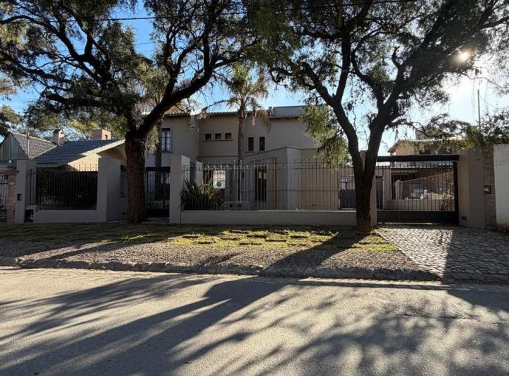 Casa · 250m² · 8 Ambientes