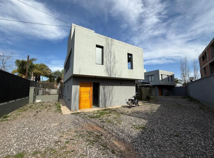 Casa · 190m² · 8 Ambientes · 1 Cochera