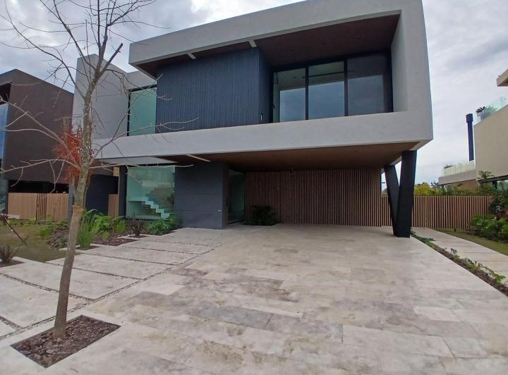 Casa · 560m² · 5 Ambientes · 2 Cocheras