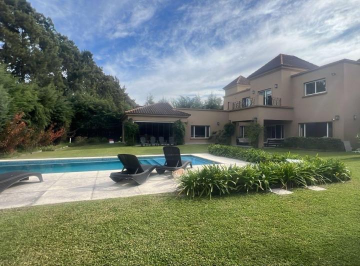 Casa · 387m² · 8 Ambientes · 1 Cochera
