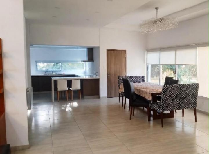 Casa · 360m² · 6 Ambientes · 2 Cocheras