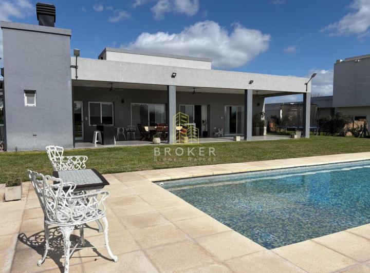 Casa · 285m² · 5 Ambientes · 1 Cochera
