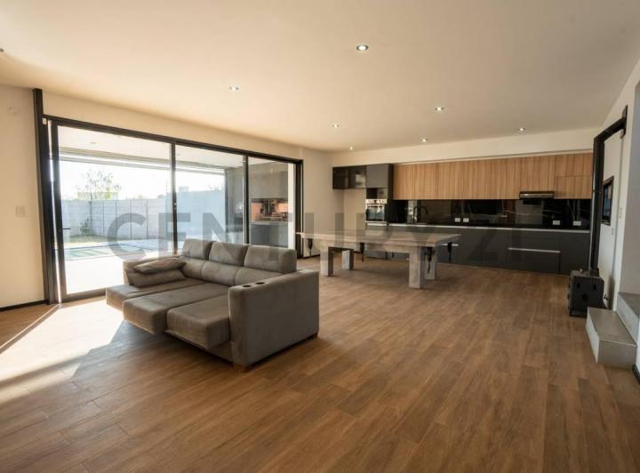 Casa · 230m² · 5 Ambientes · 2 Cocheras