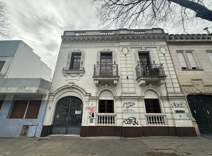 Casa · 200m² · 8 Ambientes · 1 Cochera