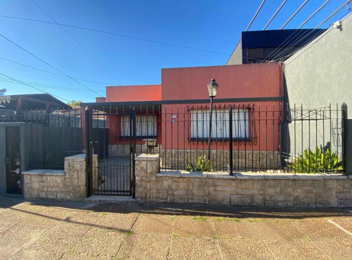 Casa · 77m² · 4 Ambientes · 1 Cochera