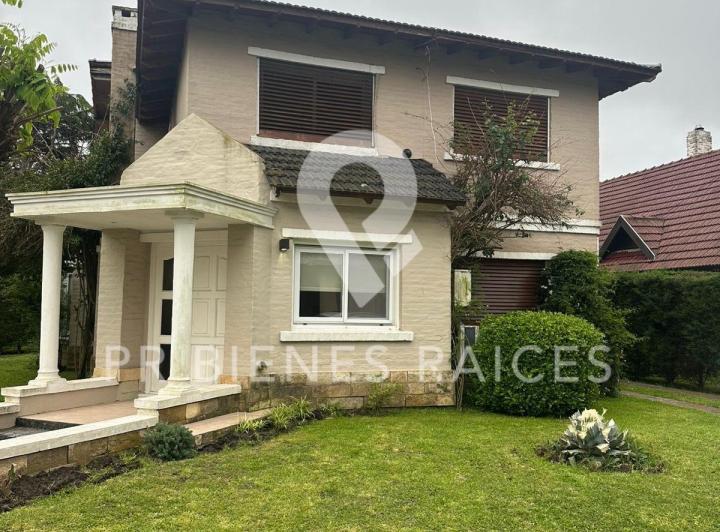 Casa · 200m² · 5 Ambientes · 2 Cocheras
