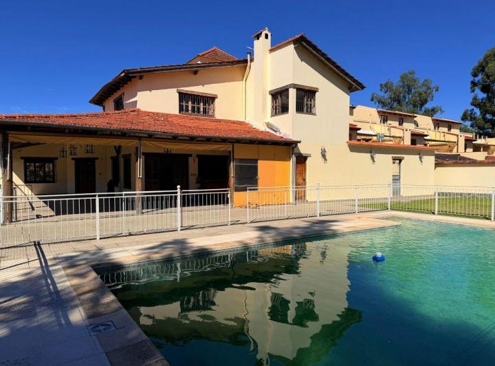 Casa · 540m² · 8 Ambientes · 3 Cocheras