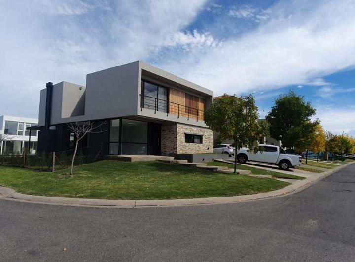 Casa · 250m² · 5 Ambientes · 1 Cochera