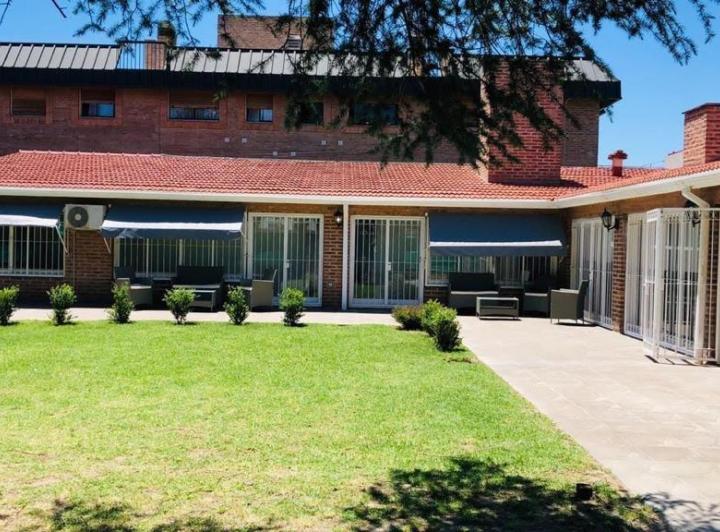Casa · 364m² · 7 Ambientes · 4 Cocheras