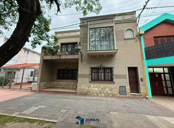 Casa · 240m² · 4 Dormitorios