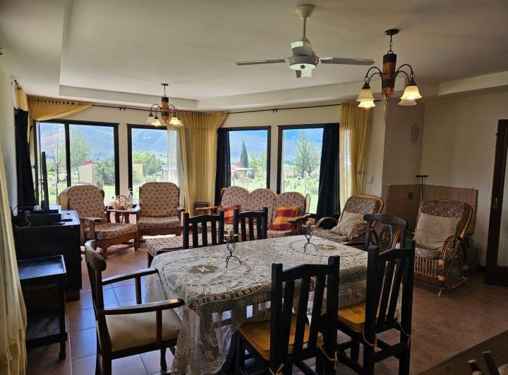 Casa · 3400m² · 4 Ambientes · 2 Cocheras