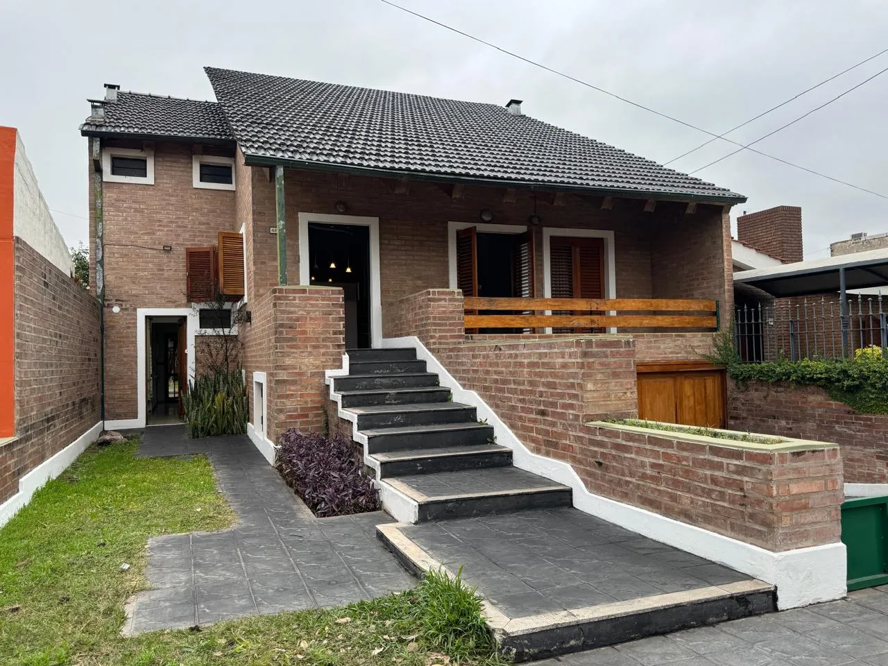 ALQUILER – EXCELENTE PROPIEDAD 3 DORM. 3 B. COCHERA DOBLE – PILETA