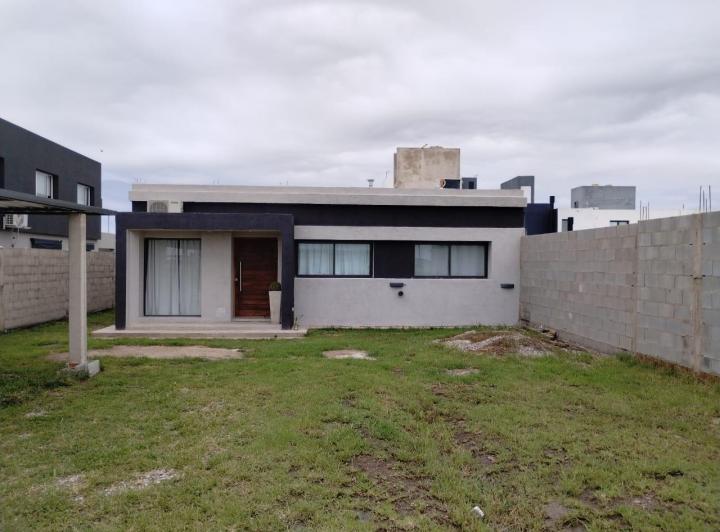 Casa · 145m² · 8 Ambientes · 1 Cochera
