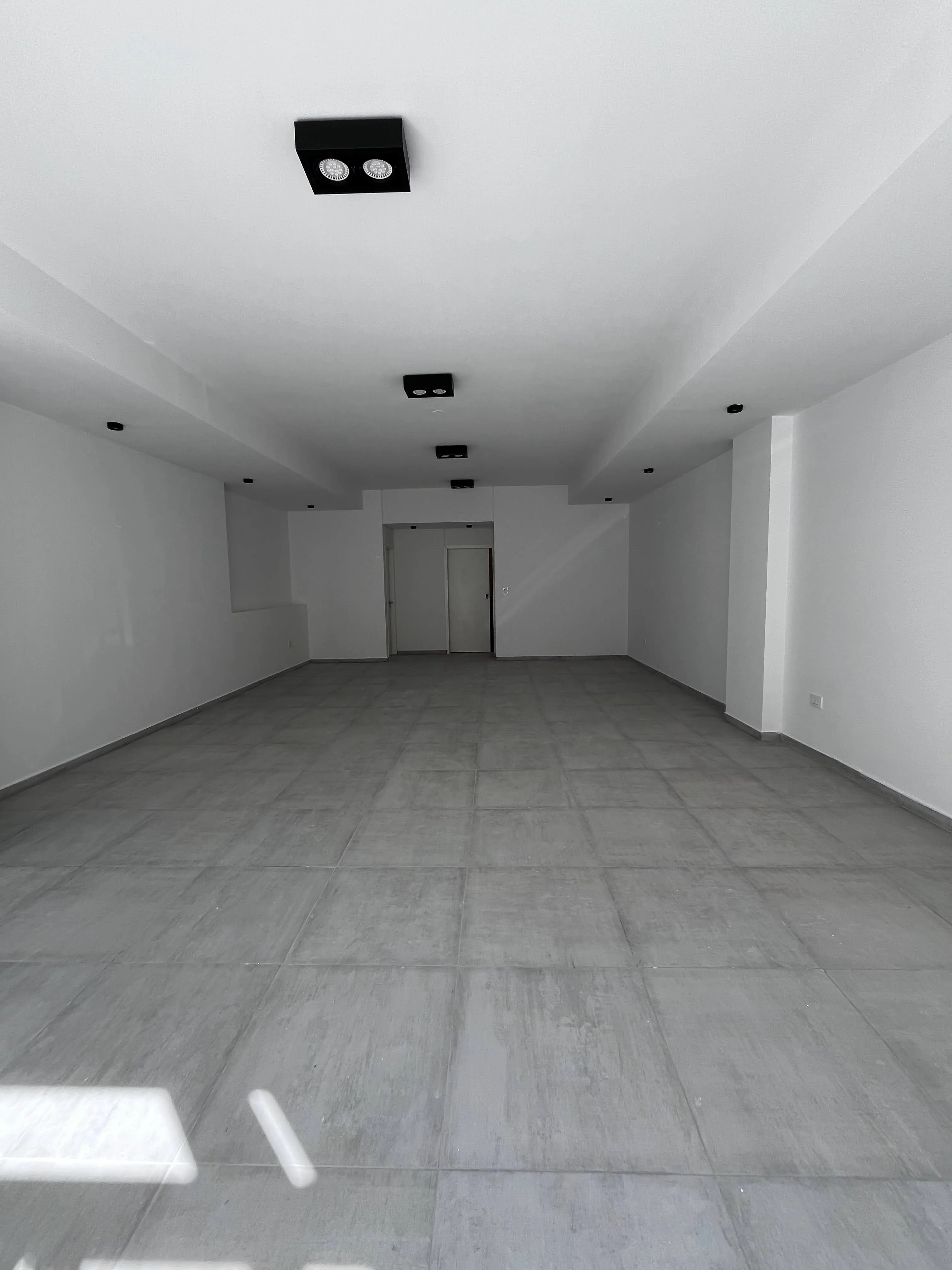 ALQUILO LOCAL COMERCIAL A ESTRENAR! CASEROS 881 2 BAÑOS AMPLIO SALÓN COCINA INDEPENDIENTE
