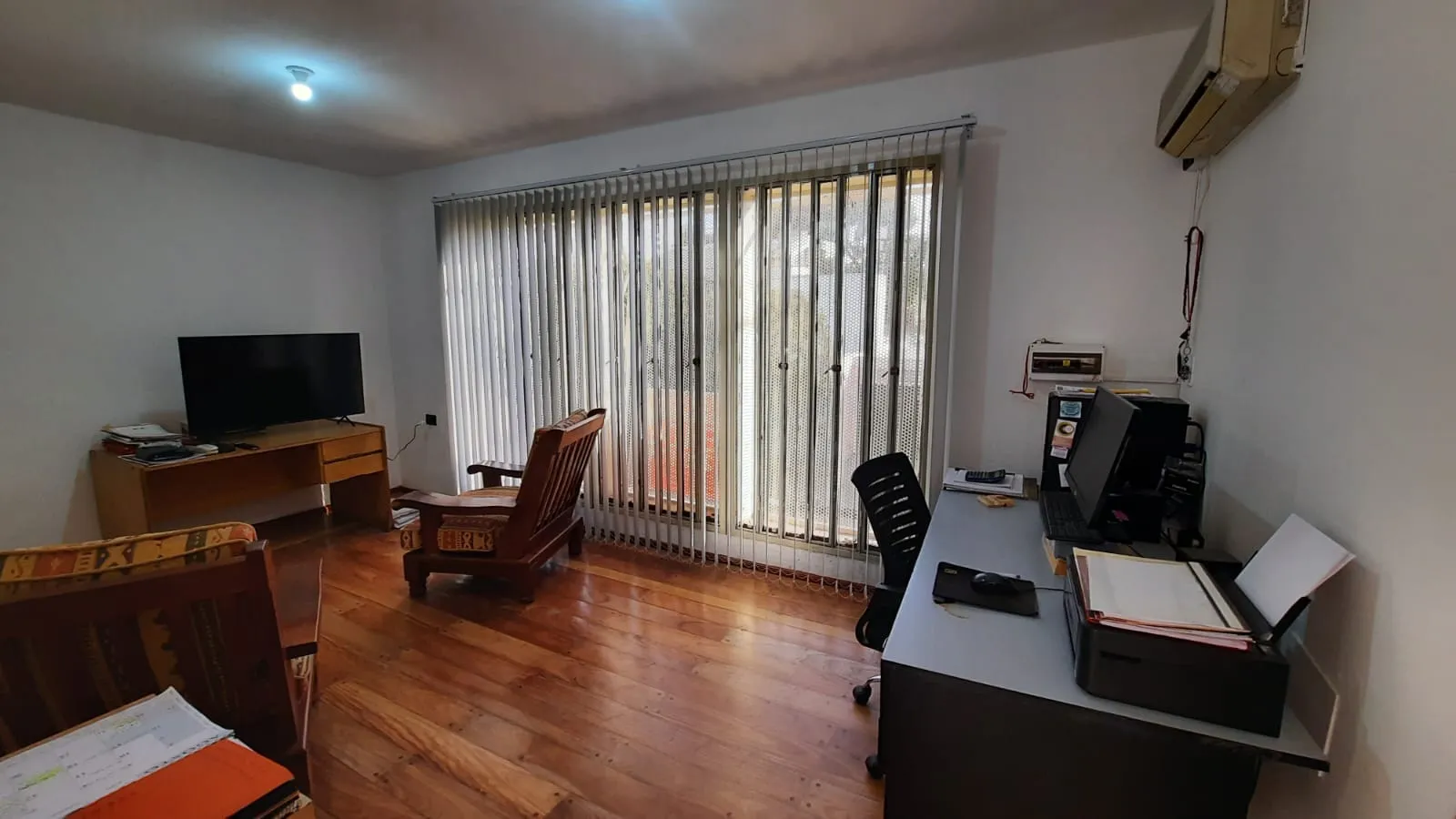 VENTA, AMPLIO GALPON CON OFICINAS, EXELENTE ESTADO