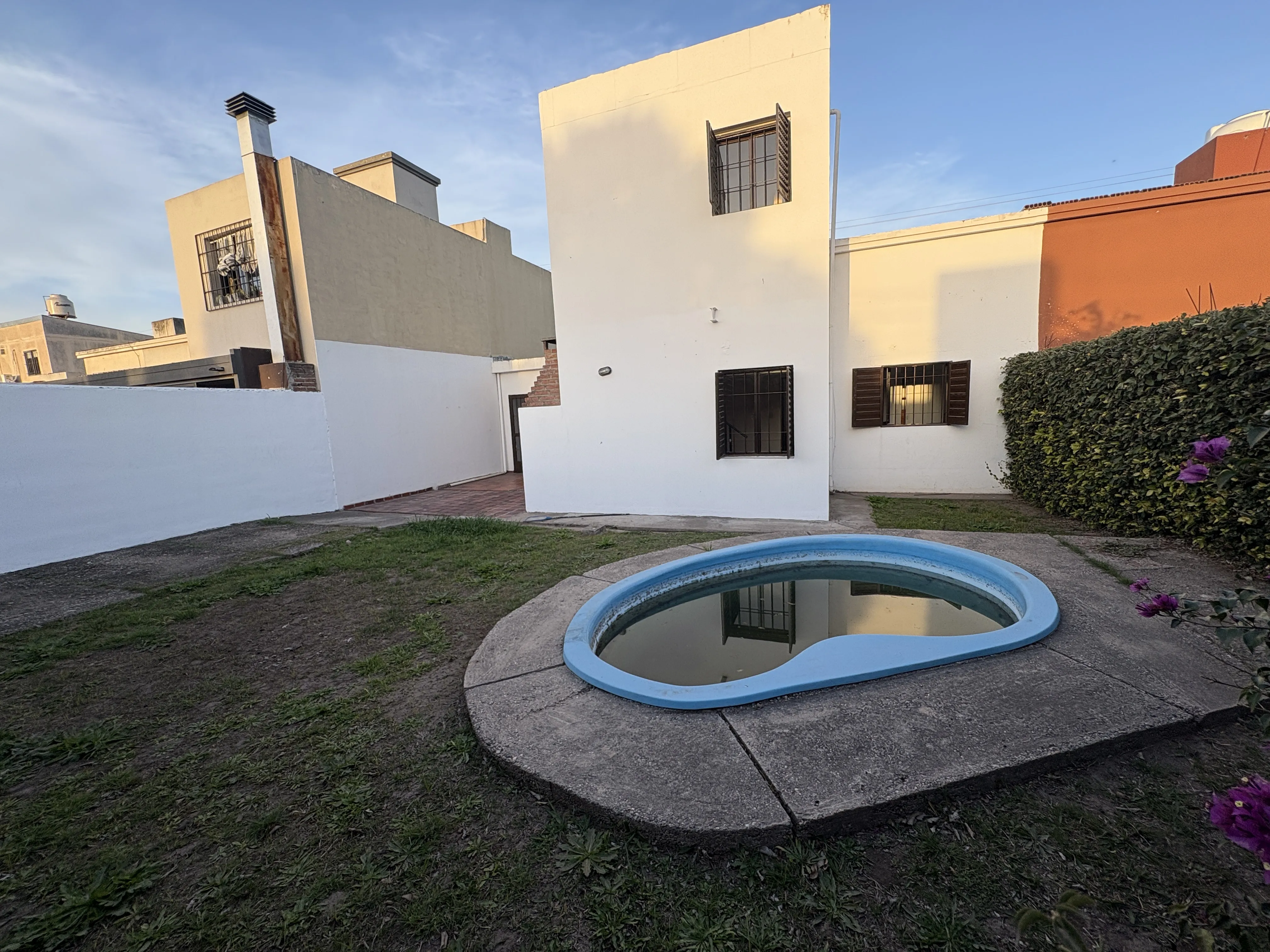 VENTA CASA 2 DORMITORIOS B° POETA LUGONES CON PATIO Y PILETA