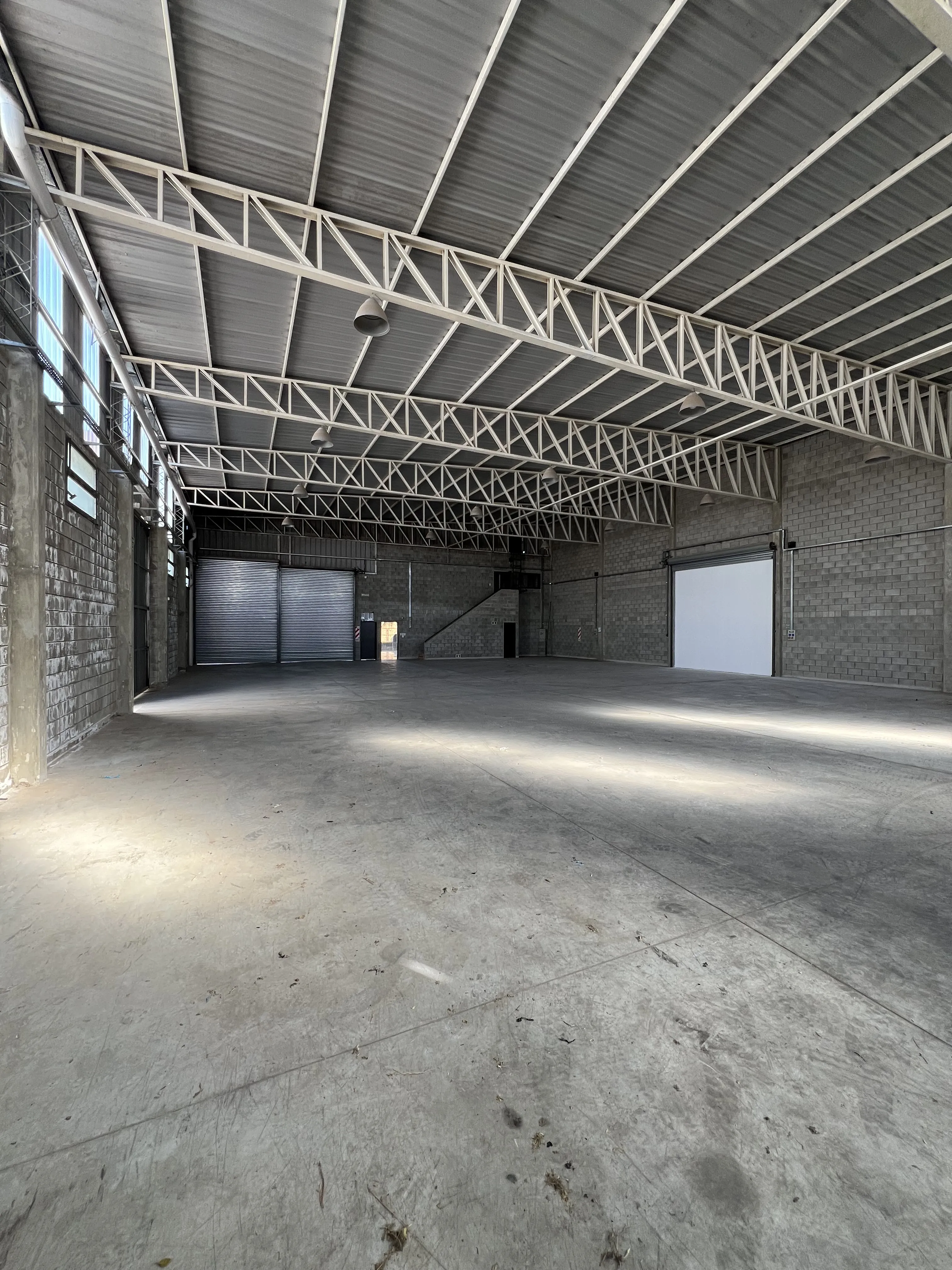 GALPÓN 800 M2 CON SHOWROOM Y OFICINA SOBRE CIRCUNVALACIÓN - ZONA NORTE