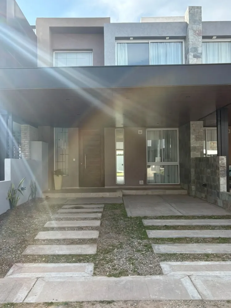 SE ALQUILA DUPLEX EN SOLARES DE MANANTIALES