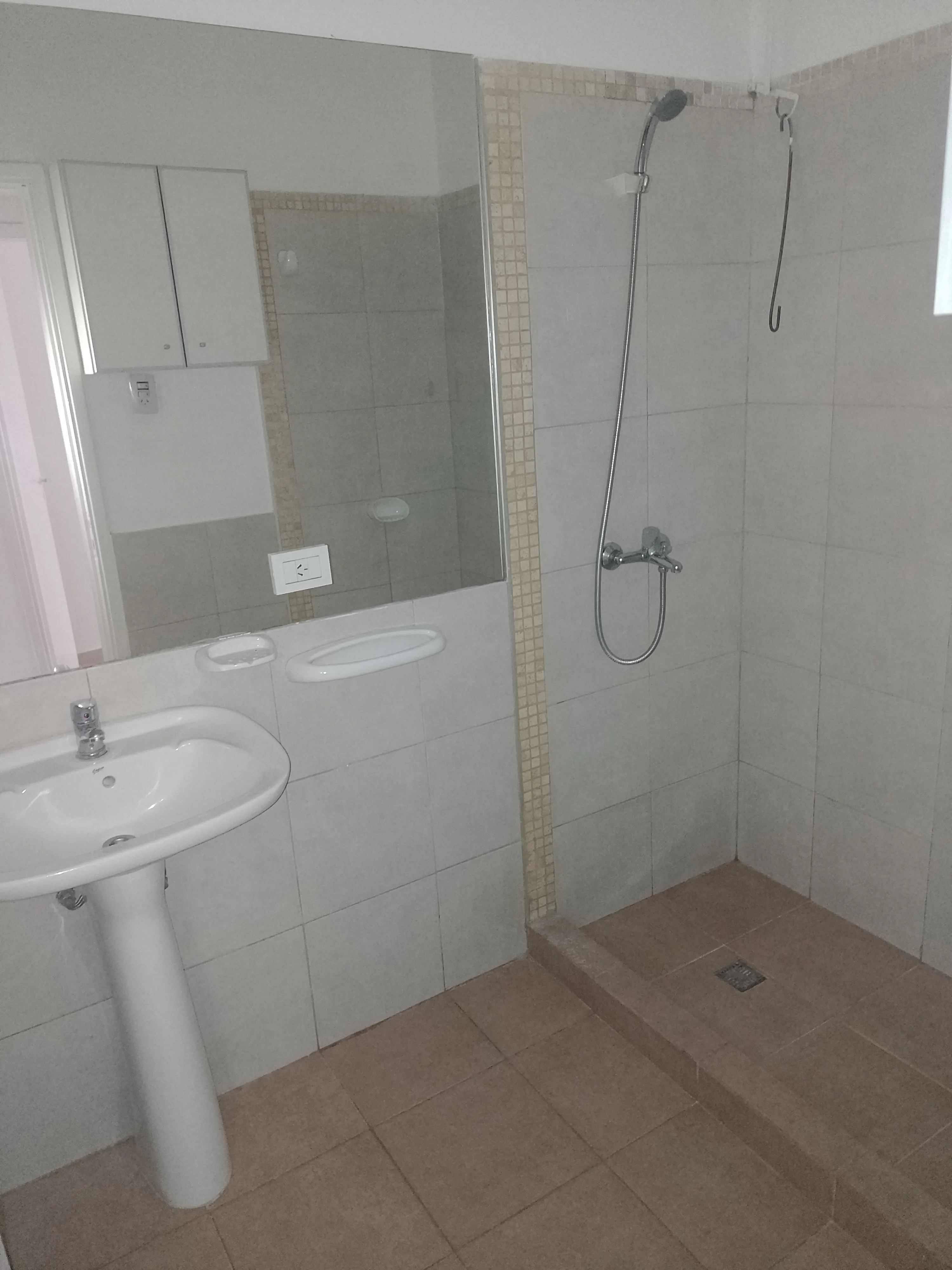Q. DE LAS ROSAS 3 DOR, COCHERA (2) Y PATIO $ 920 M