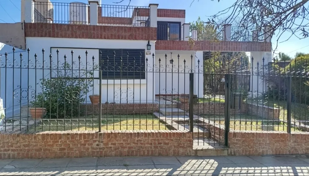 Hermosa Casa 3 Dormitorios en Barrio Chateau Carrerass