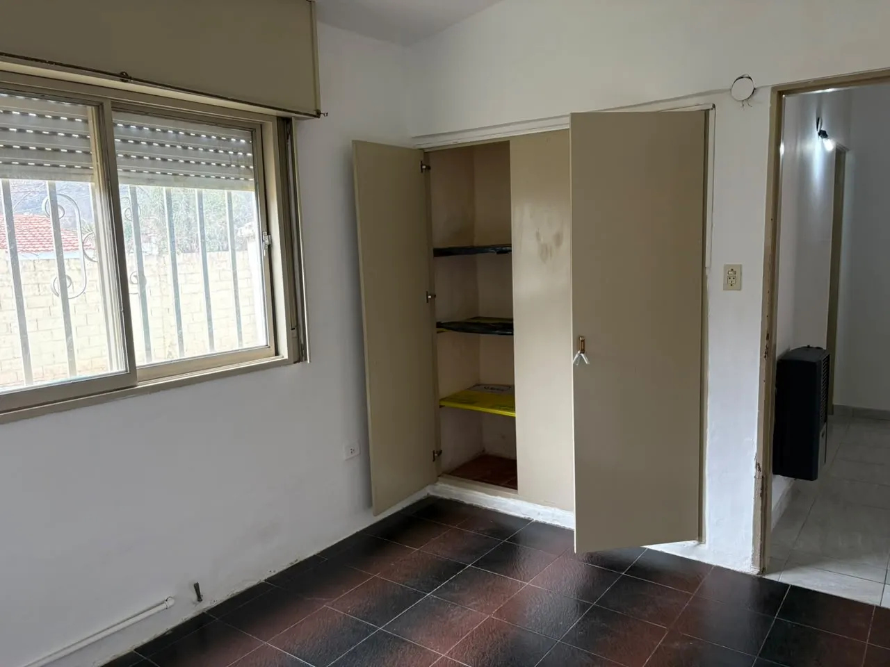 VENTA CASA ESQUINA 3 DORMITORIOS A METROS DE AV CÁRCANO CARLOS PAZ