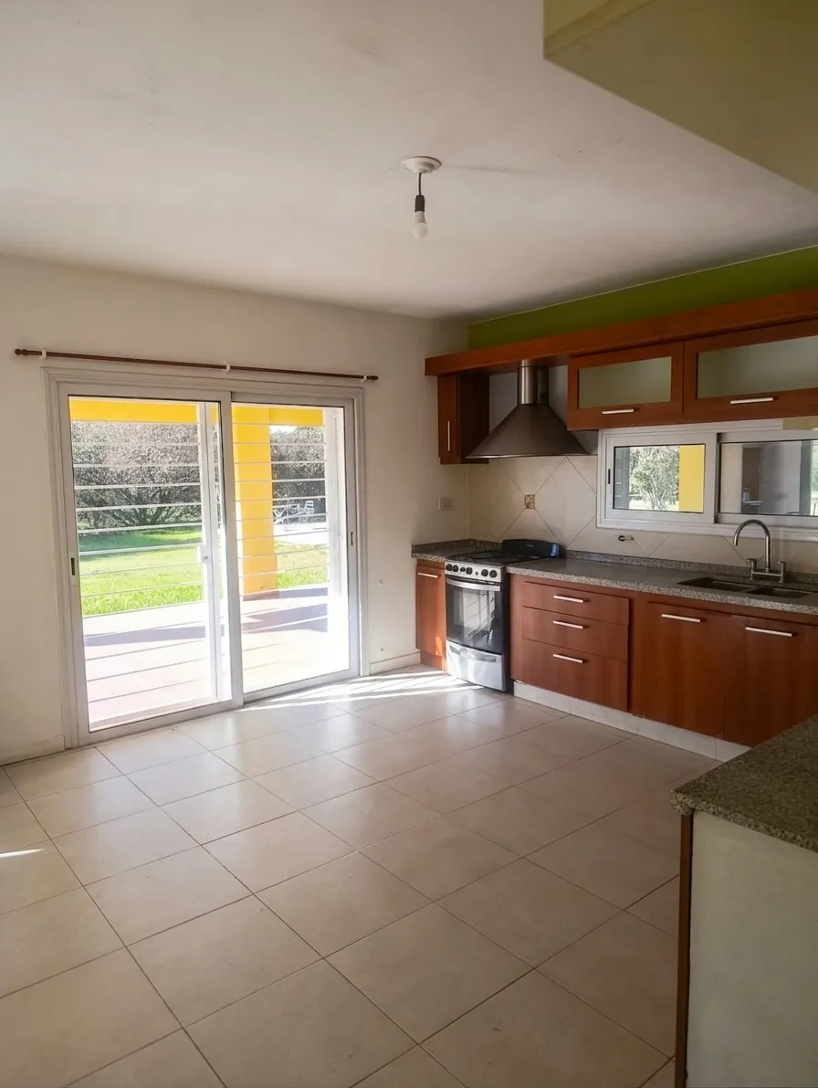 Casa en Alquiler con pileta en Barrio Privado zona Sur