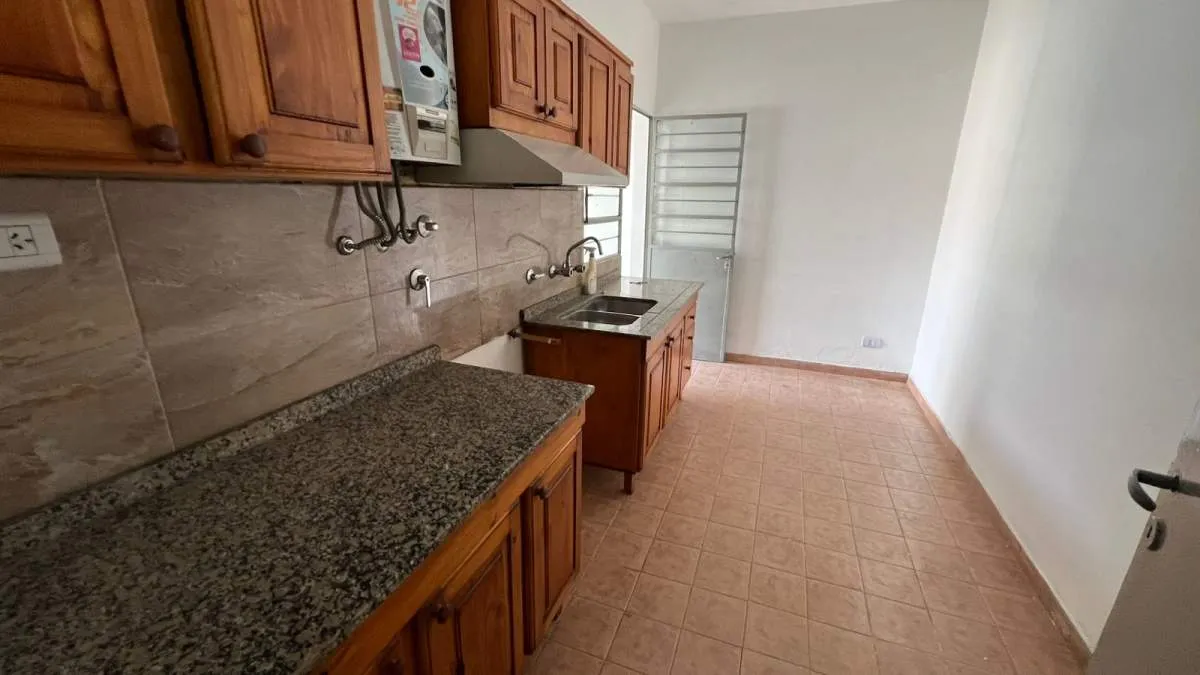 CASA DE 3 DORMITORIOS Y PATIO EN BARRIO MARQUES DE SOBREMONTE