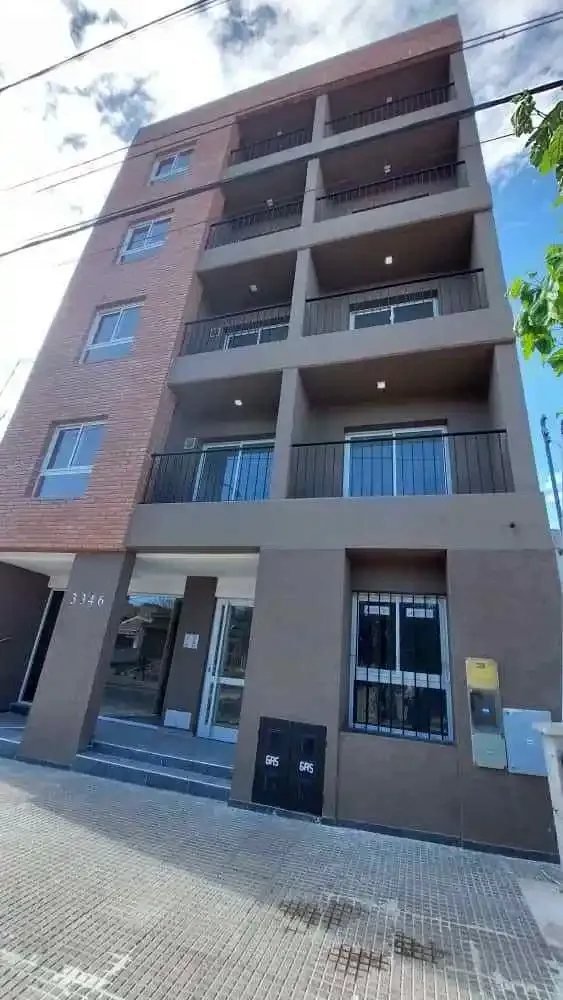 Alto Alberdi sobre 9 de julio, frente con balcon.