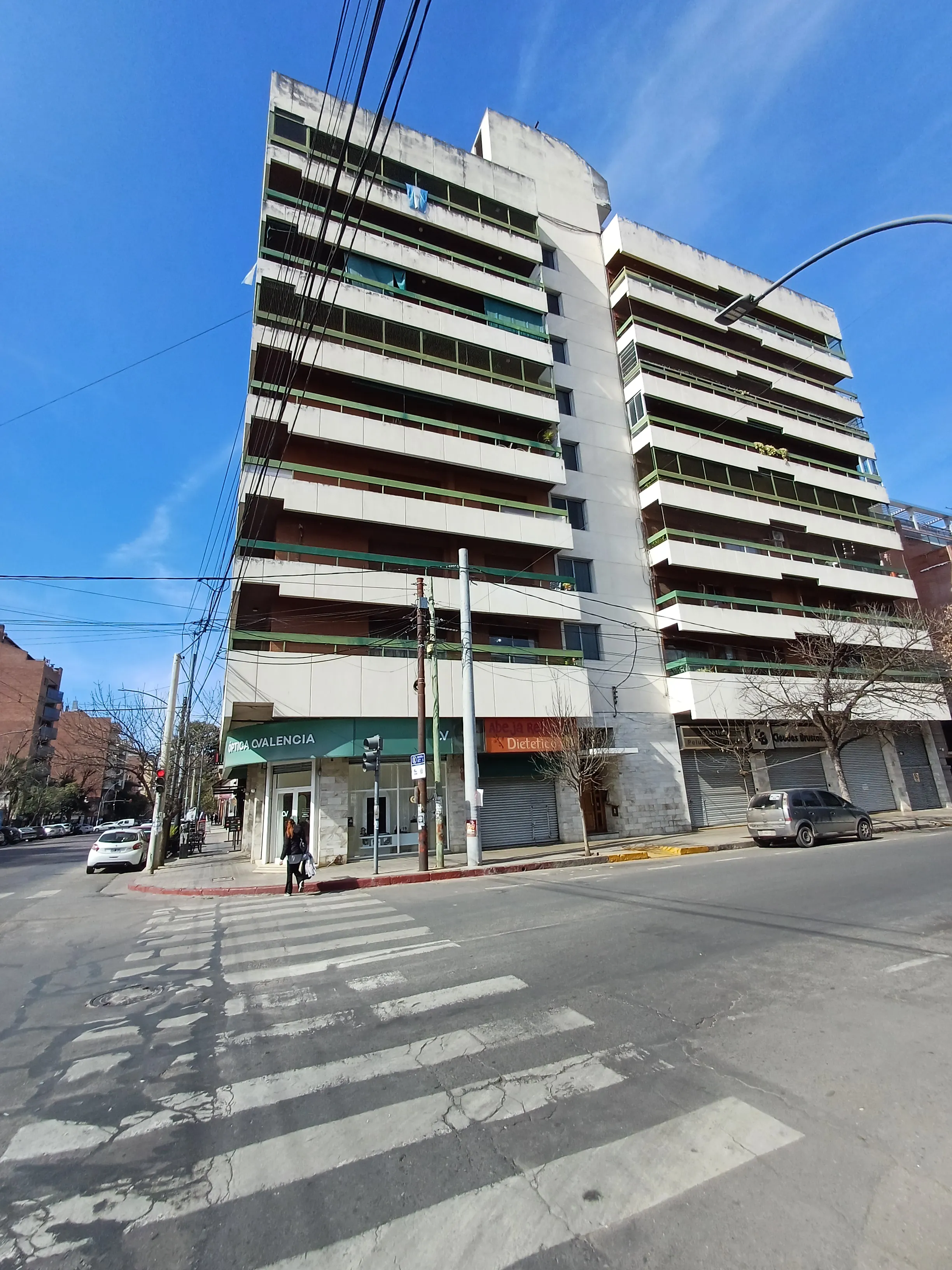 Felix Frias 190 Departamento 3 dormitorios cochera balcón 24M2