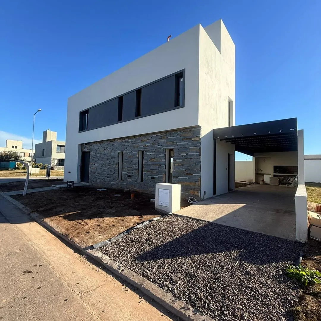 CASA EN VENTA COLINAS DE MANANTIALES 4 DORM (1 en PB)