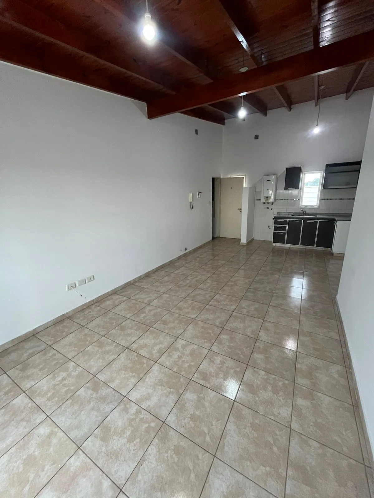 JACINTO RIOS Y CHARCAS DPTO 2 DORM C/ BALCON ALQUILA EXPENSAS BAJAS!