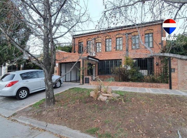 Casa · 347m² · 8 Ambientes · 1 Cochera
