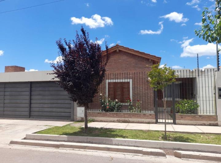 Casa · 83m² · 4 Ambientes · 2 Cocheras