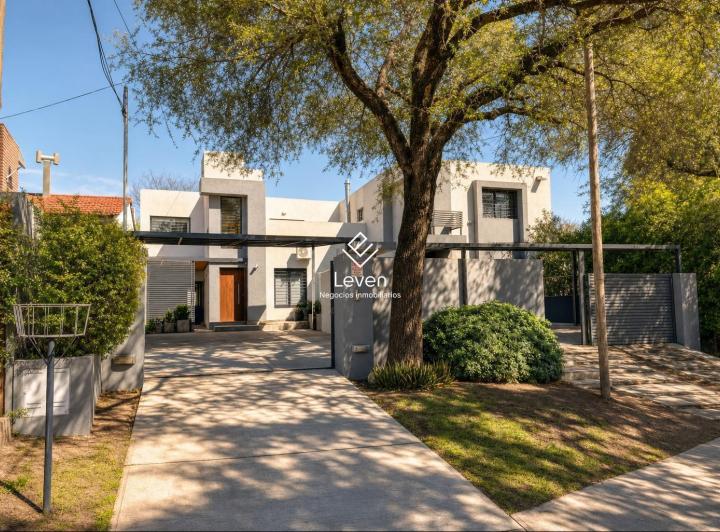 Casa · 297m² · 9 Ambientes · 4 Cocheras