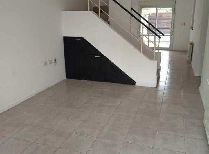 Casa · 1m² · 5 Ambientes · 1 Cochera