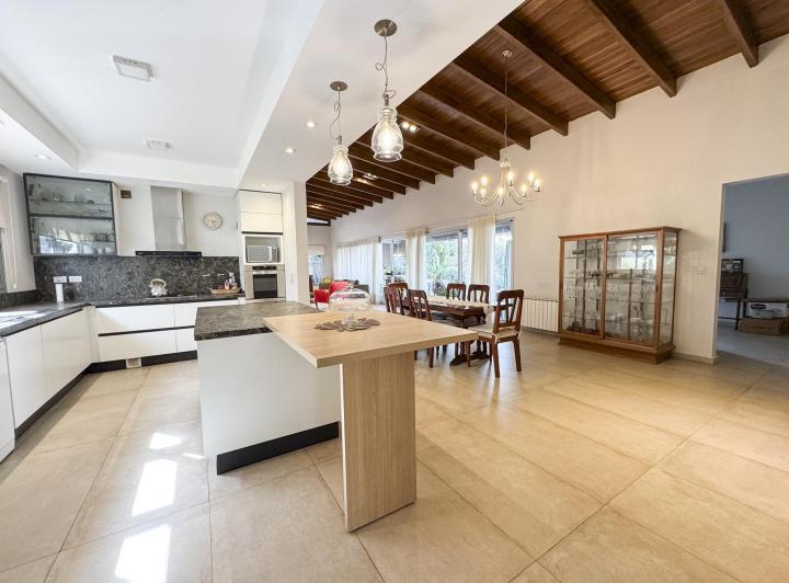 Casa · 350m² · 8 Ambientes